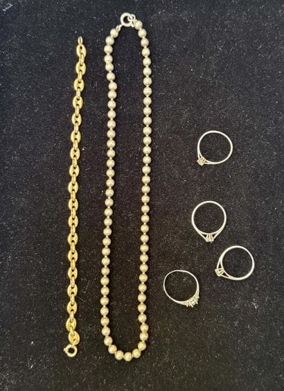 LOT comprenant un collier, un bracelet en...