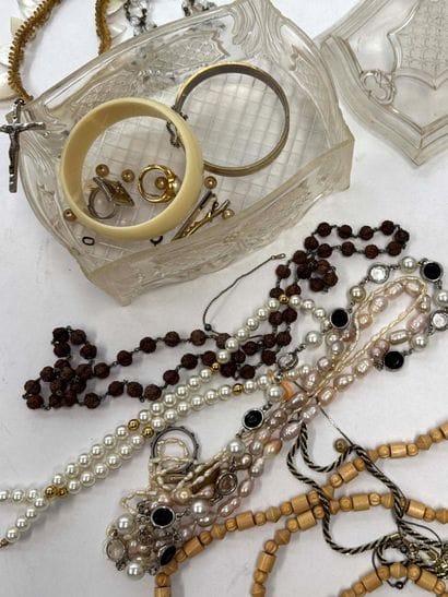 LOT comprenant des bijoux fantaisie dans...