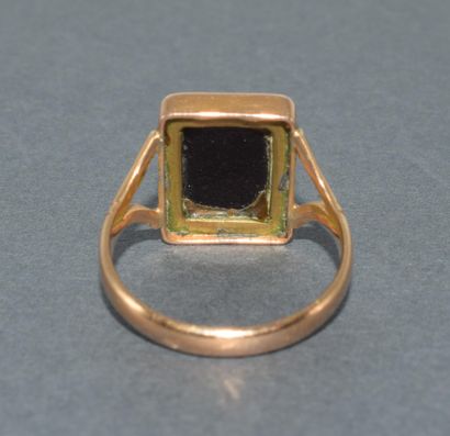 BAGUE en jaune 18k (750/°°) ornée d’une intaille...