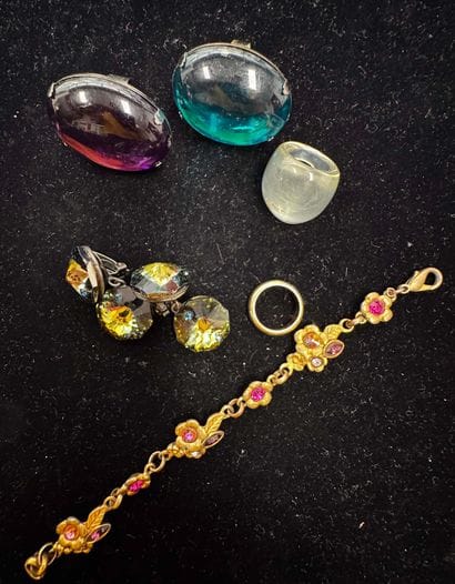 LOT de bijoux fantaisie. 
4 bagues, 1 bracelet,...