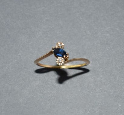 BAGUE en or jaune 18k (750/°°) centrée d’un...