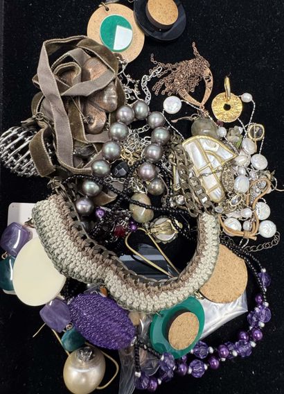 LOT en métal doré ou argenté, perles d'imitation,...
