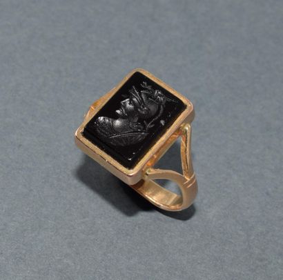 BAGUE en jaune 18k (750/°°) ornée d’une intaille...