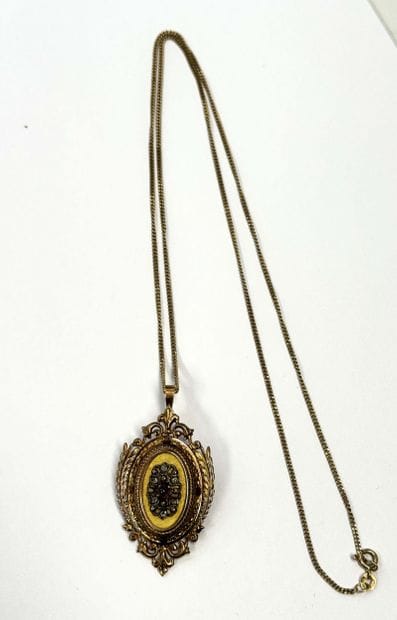 PENDENTIF BROCHE et sa CHAINE en or jaune...