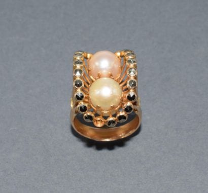 BAGUE cocktail en jaune 18k (750/°°), ornée...