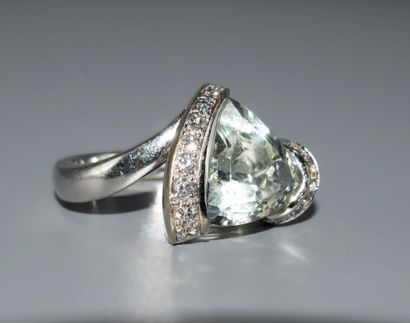 BAGUE en or blanc 18k (750/°°) ornée d'une...