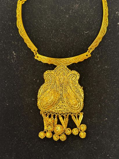 COLLIER VINTAGE en métal doré estampé, le...
