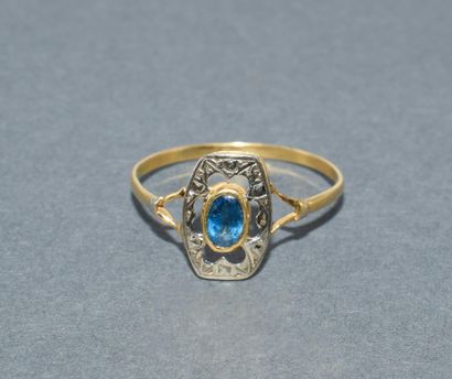 BAGUE ART DECO en or jaune 18k (750/°°) centrée...