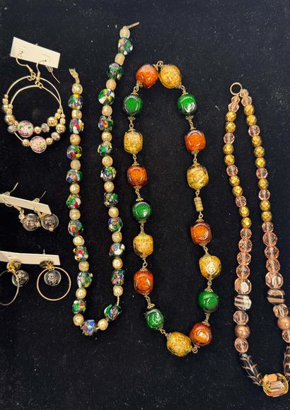 LOT en métal doré, perles d'imitation et...