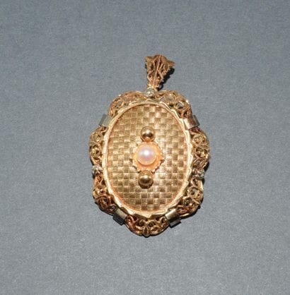 PENDENTIF BROCHE en or jaune 18k (750/°°)...