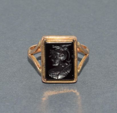 BAGUE en jaune 18k (750/°°) ornée d’une intaille...