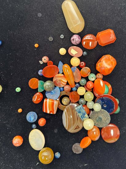 LOT de pierres dures (agate, cornaline, etc)...
