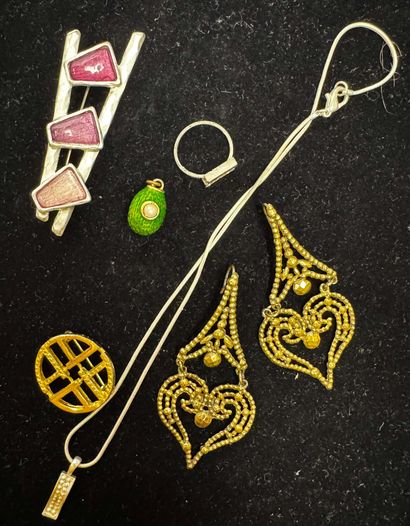 ENSEMBLE de bijoux fantaisie comprenant une...