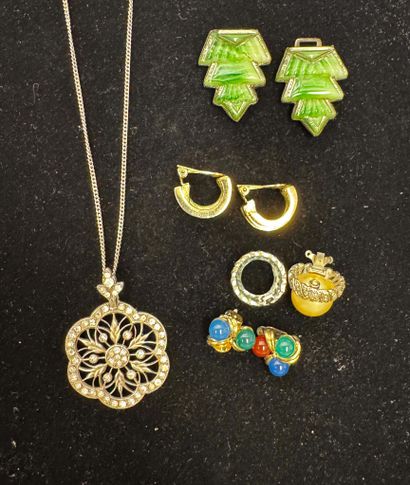 COLLIER orné d'un pendentif fleur en strass...