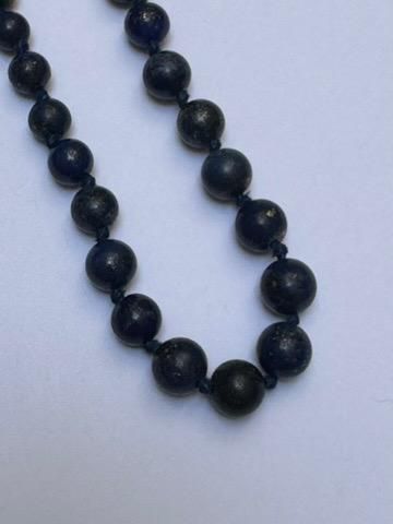 COLLIER de perles de lapis-lazuli en chute,...