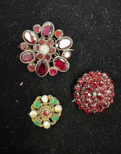 TROIS BROCHES, dont 2 en argent ornées de...