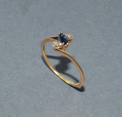 BAGUE en or jaune 18k (750/°°) centrée d’un...