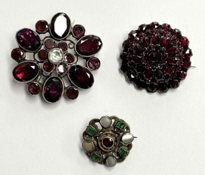TROIS BROCHES, dont 2 en argent ornées de...