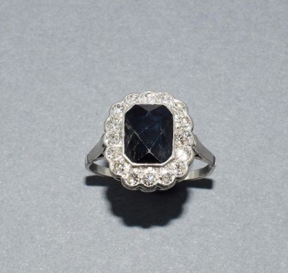 BAGUE Pompadour en platine ornée d’un saphir...