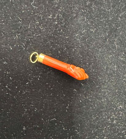 PENDENTIF en corail rouge présentant une...