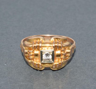 BAGUE en or jaune 18k (750/°°) centrée d’un...