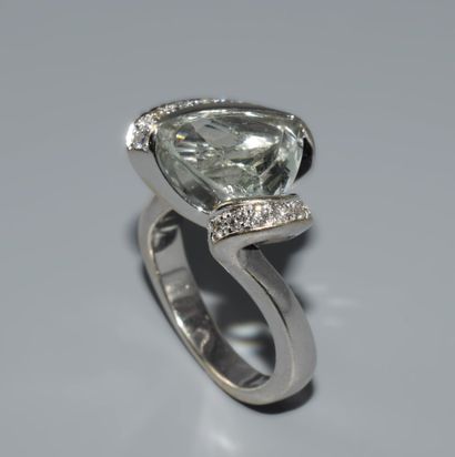 BAGUE en or blanc 18k (750/°°) ornée d'une...