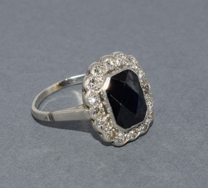 BAGUE Pompadour en platine ornée d’un saphir...