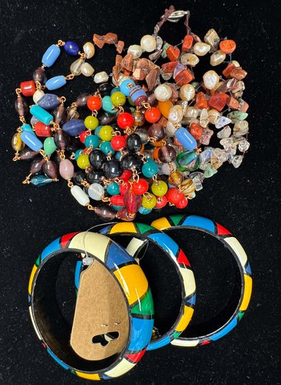 LOT en métal doré ou argenté, perles d'imitation,...