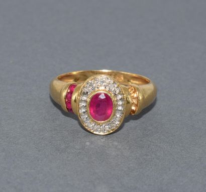 BAGUE en or jaune 18k (750/°°) centrée d’un...