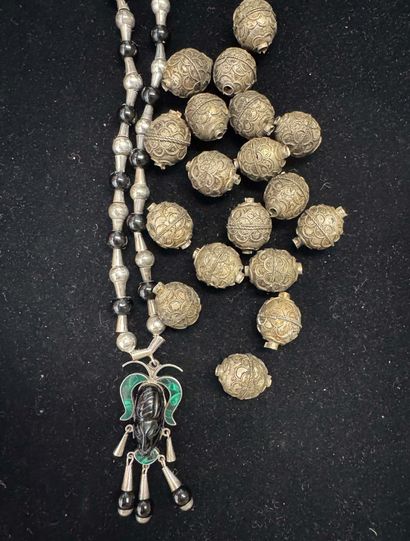 COLLIER en argent (925/°°) composé de boules...
