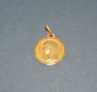 MEDAILLE en or jaune 18k (750/°) ornée de...