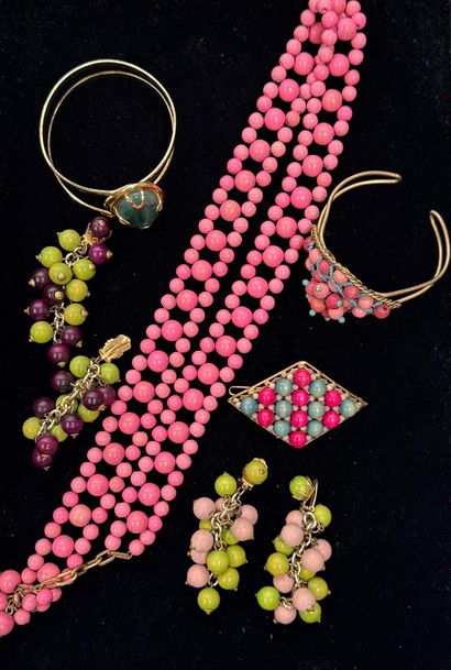 LOT de bijoux fantaisie en métal, bois.
Epoque...