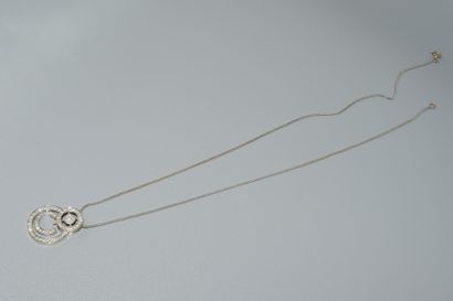 PENDENTIF ET SA CHAINE en or blanc 18k (750/°°),...