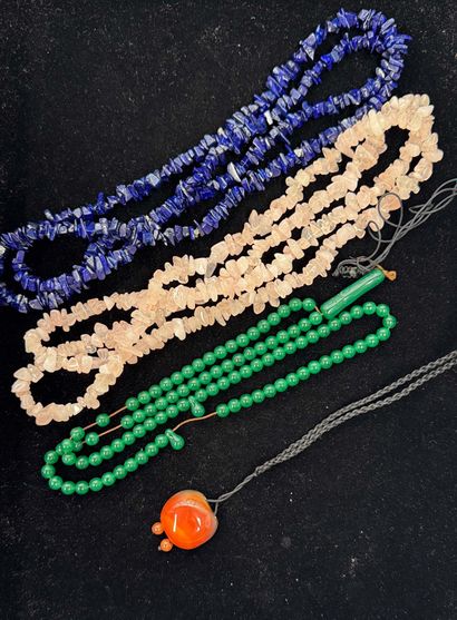 LOT comprenant 4 colliers en pierres dures,...