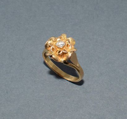 BAGUE en or jaune 18k (750/°°) figurant une...