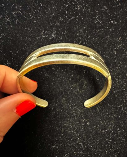 H. POZZO
Bracelet rigide ouvert en argent.
Travail...