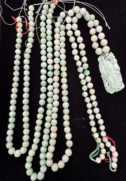 ENSEMBLE de perles de jade ou jadéite, sur...