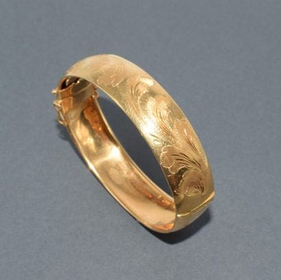 BRACELET JONC ouvrant en or jaune 18k (750/°°)...