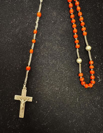 CHAPELET ancien en argent et corail rouge.
PB...