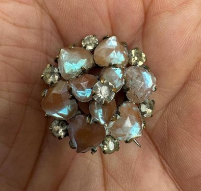 BROCHE FLEUR sertie de saphirets (9) en forme...