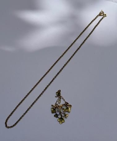 CHAINE et PENDENTIF en métal doré représentant...