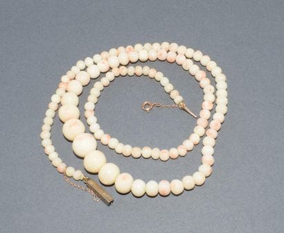 COLLIER en chute de boules de corail peau...