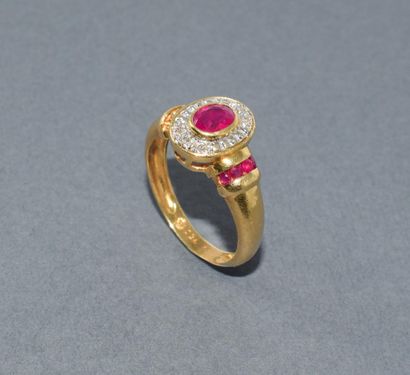 BAGUE en or jaune 18k (750/°°) centrée d’un...