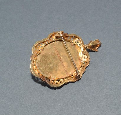 PENDENTIF BROCHE en or jaune 18k (750/°°)...