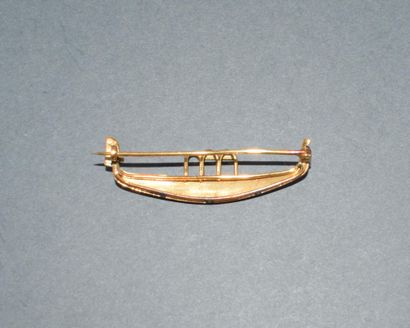 BROCHE en or jaune 18k (750/°°) figurant...