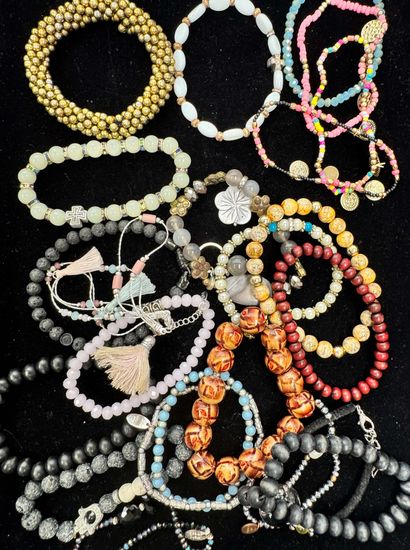 FANTAISIE - ENSEMBLE de bracelets principalement...