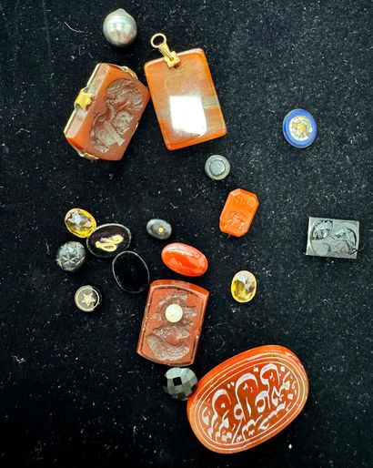 ENSEMBLE en pierres dures (agate et onyx)...