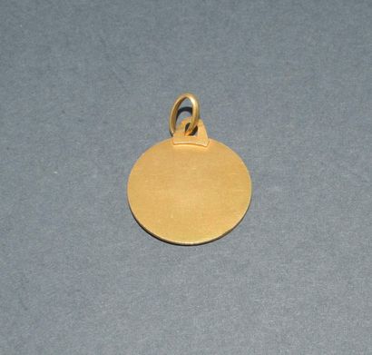 MEDAILLE en or jaune 18k (750/°) ornée de...