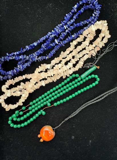 LOT comprenant 4 colliers en pierres dures,...