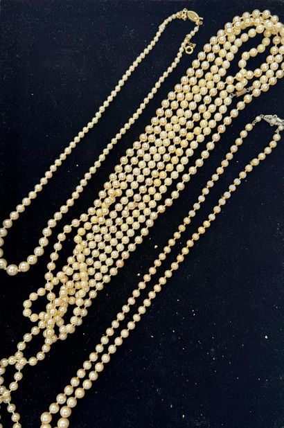 LOT de perles d'imitation comprenant : colliers,...